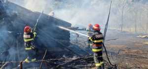 POMPIERI1 - (VIDEO) Incendiu într-o gospodărie din Rucăr! Două case au ars complet