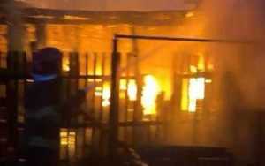 Incendiu puternic izbucnit în Costești! Ard două anexe și acoperișul unei case! 13 incendiu e1712730820354 - Incendiu puternic izbucnit în Costești! Ard două anexe și acoperișul unei case!