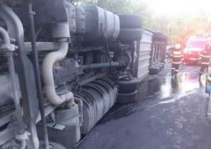 O femeie şi doi copii au ajuns la spital, după ce un tir s-a răsturnat pe DN 7 1 vl - O femeie şi doi copii au ajuns la spital, după ce un tir s-a răsturnat pe DN 7
