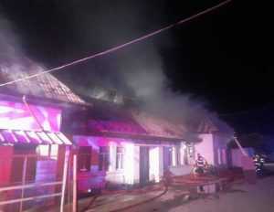 (VIDEO) Incendiu puternic în Stâlpeni! Pompierii s-au luptat ore în șir cu flăcările 2 787392f8 e15d 42f2 b3de 2a4b9a4a0c33 - (VIDEO) Incendiu puternic în Stâlpeni! Pompierii s-au luptat ore în șir cu flăcările