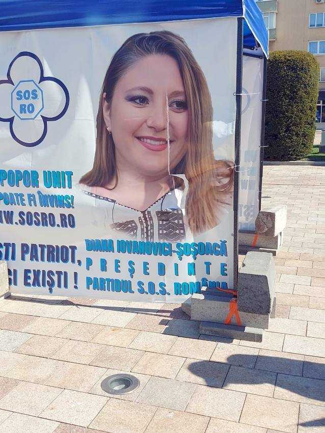 Cortul partidului Dianei Șoșoacă, din centrul Piteștiului, a fost vandalizat! 1 SOS sfisiat - Cortul partidului Dianei Șoșoacă, din centrul Piteștiului, a fost vandalizat!