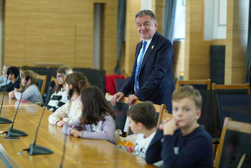 gentea copii in sala de CL Sursă foto: Facebook Cristian Gentea