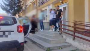 (VIDEO) Argeș: Bărbat reținut după ce a spart geamul unei mașini și a tâhărit o tânără de 24 de ani! 4 retinut - (VIDEO) Argeș: Bărbat reținut după ce a spart geamul unei mașini și a tâhărit o tânără de 24 de ani!