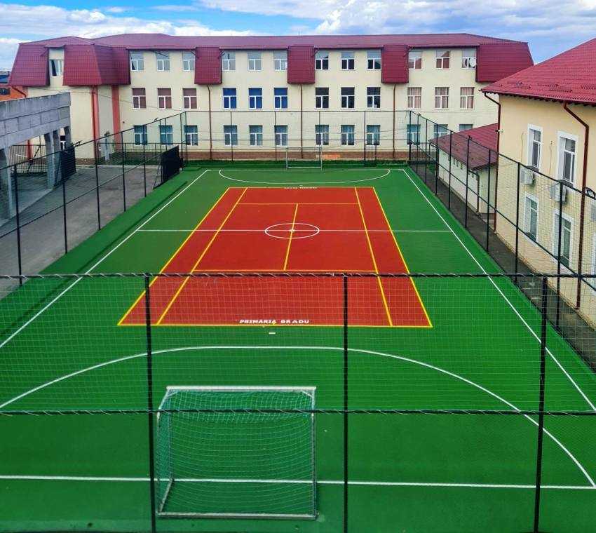 BRADU. Au fost finalizate lucrările de reamenajare la miniterenul de sport din spatele Primăriei 1 teren sport Bradu