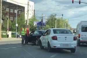 e26f5b6b fffa 4840 a212 da1d2fae39b2 - Ziua accidentelor! Coliziune între două autoturisme în Pitești