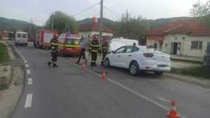 Autoturism intrat într-un cap de pod din Argeș! Un bărbat este în stare gravă! 16 accident - Autoturism intrat într-un cap de pod din Argeș! Un bărbat este în stare gravă!