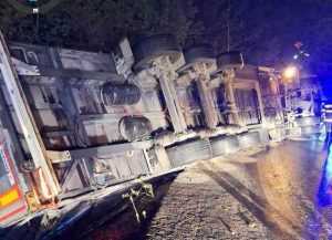 Accident mortal pe DN 7, la Milcoiu! Trafic blocat! 15 Tir răsturnat pe DN 7