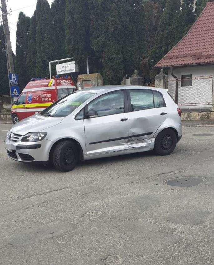 Două mașini s-au ciocnit în Câmpulung! Minor transportat la spital 1 accident la Câmpulung