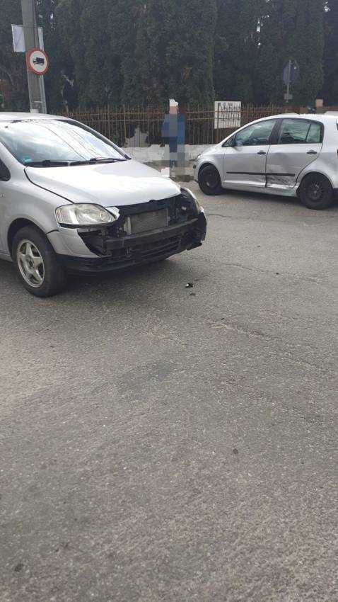 Două mașini s-au ciocnit în Câmpulung! Minor transportat la spital 2 accident la Câmpulung