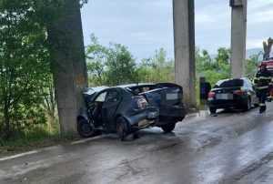 1ca1e230 96bd 45f0 a698 4378659e61a4 - Argeș. Un tânăr de 18 ani a intrat cu mașina într-un stâlp de beton! A ajuns la spital
