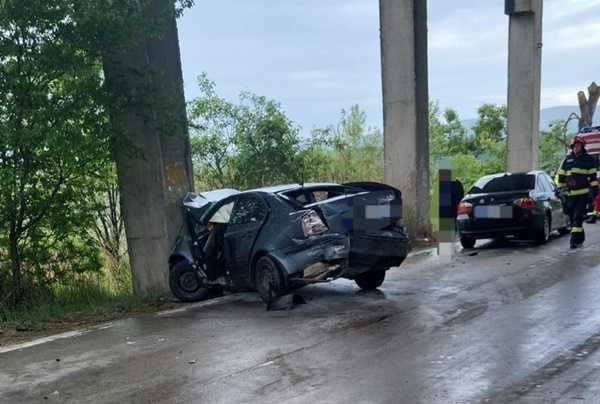 mașină intrată în stâlp