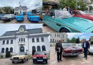 ”Retroparada Primăverii”, 50 de autoturisme atestate istoric, în Piața Primăriei 1 Sursă foto: Facebook Primăria Municipiului Pitești.
