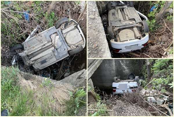 mașină răsturnată