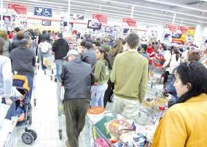 Aici găsiți tot! Programul magazinelor în perioada de Paște 1 1 aglomeratie supermarket mfax - Aici găsiți tot! Programul magazinelor în perioada de Paște