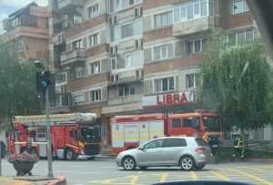 Pericol în Pitești! Cad bucăți de tencuială de pe un bloc 1 1a933413 a17d 4b28 87f8 3f29ba06bd37 - Pericol în Pitești! Cad bucăți de tencuială de pe un bloc