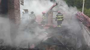 Acoperișul unei case a fost cuprins de flăcări! O persoană a fost rănită 1 incendu malureni isu edit - Acoperișul unei case a fost cuprins de flăcări! O persoană a fost rănită