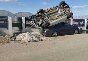6cd17584 85fb 4ee0 8b43 ec22dc780e59 - Accident spectaculos cu două mașini implicate! Autoturism rămas suspendat pe cupola celuilalt