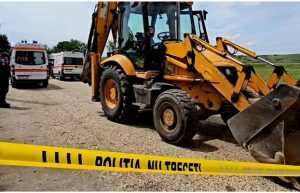 cats - Un copil de 11 ani a murit strivit de un buldoexcavator în timp ce mergea spre şcoală