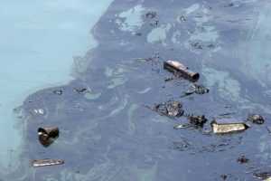 poluare apa - Patronul care a deversat 500 de litri de deșeuri petroliere în râul Argeș a fost trimis în judecată!