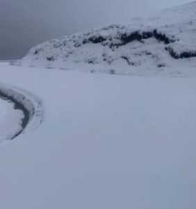 76da1c1b f6f7 4eef b343 0d126d821f5b - Peisaj de iarnă la jumătatea lunii mai! A nins pe Transalpina