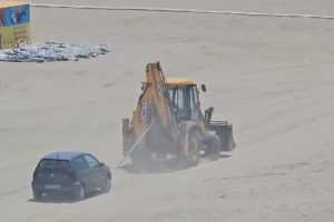25e27d47 5019 42c4 a0b6 3d01dcd8b63b - A intrat cu mașina pe plajă și a rămas împotmolit în nisip. S-a ales cu o amendă usturătoare