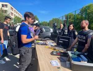Elevii de la Colegiul Național "Alexandru Odobescu" au primit vizita serviciilor de urgență argeșene 6 441527961 763752185939633 4916257098182921024 n - Elevii de la Colegiul Național "Alexandru Odobescu" au primit vizita serviciilor de urgență argeșene