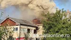 47279203 5d19 41dd 8706 effa9d6e6b20 1 - Acoperișul unei case din Curtea de Argeș, distrus de flăcări! Focul ar fi fost pus intenționat