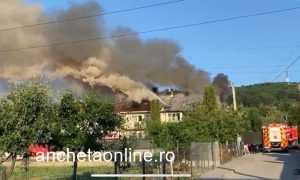 59171efd cd3b 4e98 b226 2a78bdd4ebe9 - Acoperișul unei case din Curtea de Argeș, distrus de flăcări! Focul ar fi fost pus intenționat