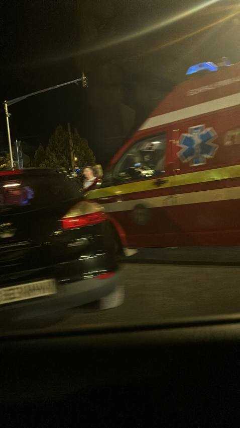 Acum în Pitești! Tamponare între un autoturism și un echipaj SMURD 2 accident SMURD