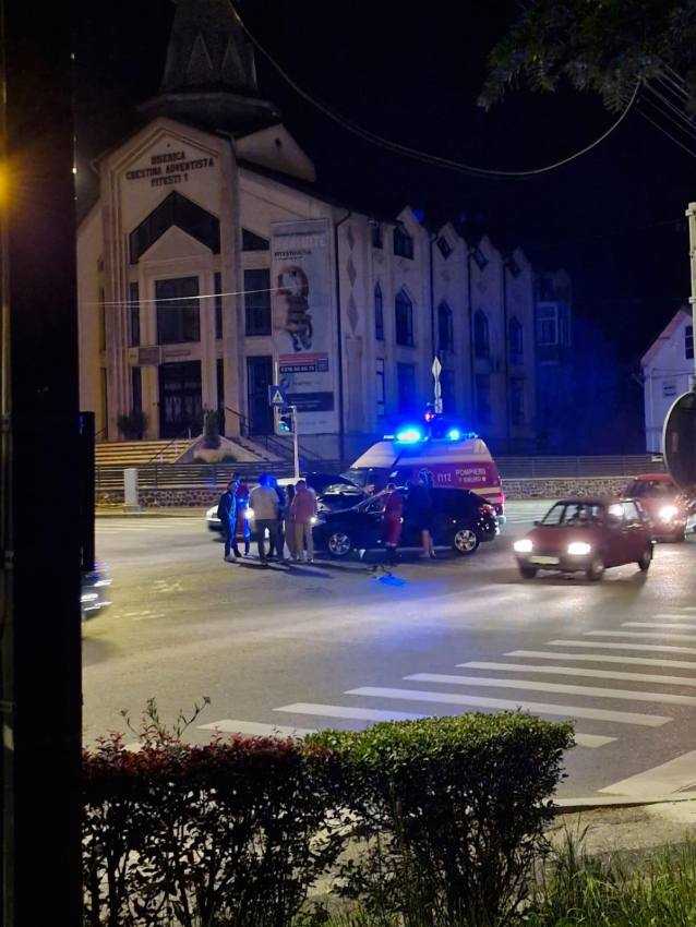 Acum în Pitești! Tamponare între un autoturism și un echipaj SMURD 1 accident SMURD