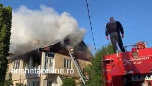 e6d4aa83 fad7 44e2 a41c b5fcfe26b258 - Acoperișul unei case din Curtea de Argeș, distrus de flăcări! Focul ar fi fost pus intenționat