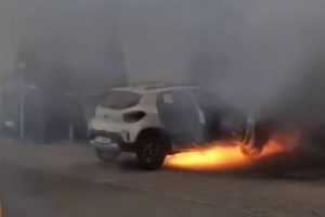 7fcc1208 5631 4868 9176 e81c954c8265 - (VIDEO) O Dacia Spring a ars complet, după ce a luat foc din senin în parcare