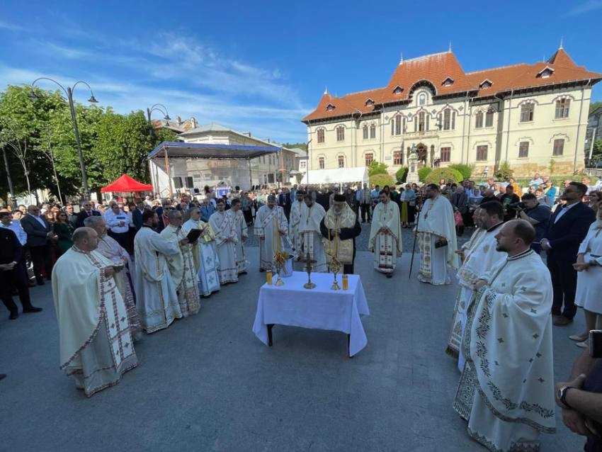 slujba de. resfintire biserica campulung1 Sursă foto: Facebook Ion Mînzînă