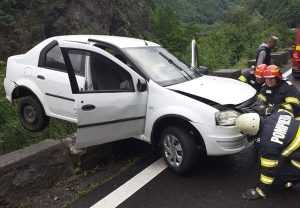 WhatsApp Image 2024 05 29 at 11.16.24 - Accident pe DN 7! A rămas cu Loganul suspendat pe marginea prăpastiei