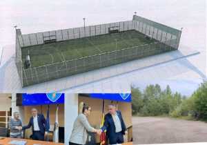 Proiectul a fost demarat. La Pitești se face un nou teren de sport multifuncțional 8 panou solar inclus, montate pe stâlpii de rezistență ai împrejmuirii. Terenul va fi dotat cu porți de fotbal și fileu pentru tenis. Sursă foto: Primăria Municipiului Pitești.