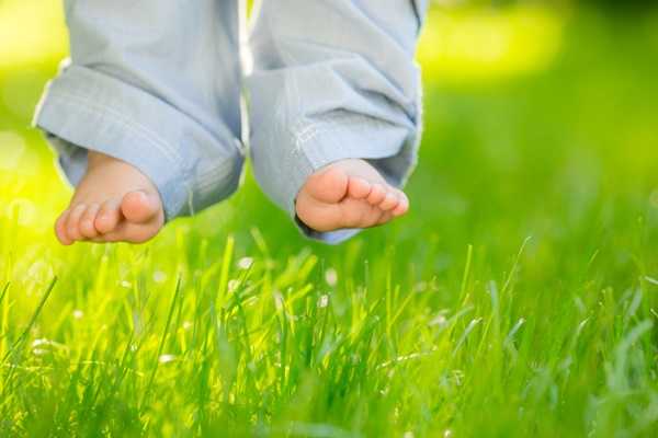 Baby feet over grass