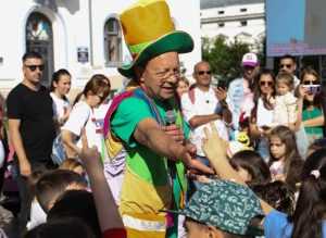 Magicianul ”Abracadabra” a încântat publicul piteștean! 30 Sursă foto: Facebook Primăria Municipiului Pitești.
