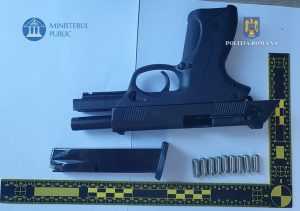 Percheziții la persoane bănuite de nerespectarea armelor. Pistol vândut de doi dâmbovițeni în Argeș 1 d67673ed 0cbe 4fef 9fd4 25438bea5ca8 - Percheziții la persoane bănuite de nerespectarea armelor. Pistol vândut de doi dâmbovițeni în Argeș