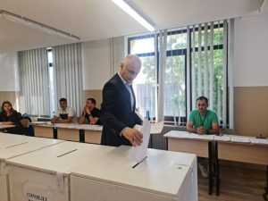 Radu Perianu: „Am votat pentru cum îmi doresc să fie viitorul județului Argeș!” 1 Radu Perianu