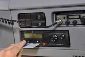 Argeș. Șofer de 40 de ani prins de polițiști conducând fără a utiliza aparatul tahograf 1 tahograf