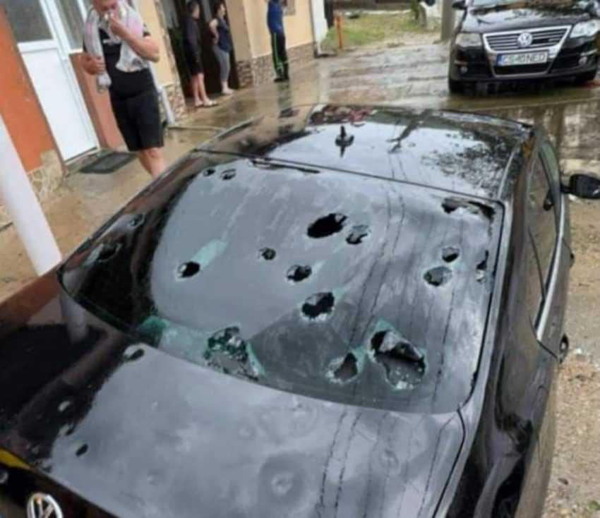 (Video) Mașini ciuruite de grindina cât oul de găină și acoperișuri luate de vântul foarte puternic 1 WhatsApp Image 2024 06 13 at 21.07.30 1 - (Video) Mașini ciuruite de grindina cât oul de găină și acoperișuri luate de vântul foarte puternic