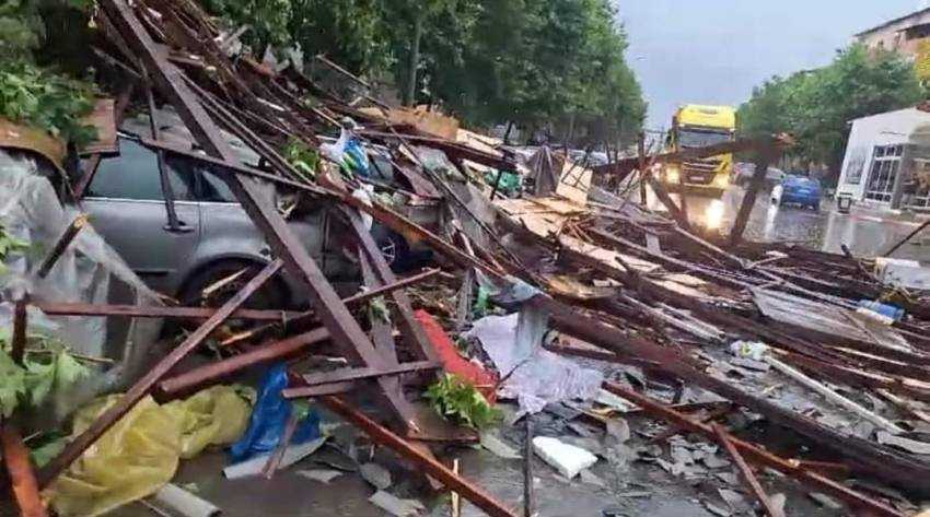 (Video) Mașini ciuruite de grindina cât oul de găină și acoperișuri luate de vântul foarte puternic 2 WhatsApp Image 2024 06 13 at 21.07.30 - (Video) Mașini ciuruite de grindina cât oul de găină și acoperișuri luate de vântul foarte puternic