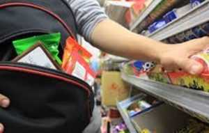 Furt într-un minimarket din Pitești! O tânără de 21 de ani a fost reținută 25 furt în supermarket