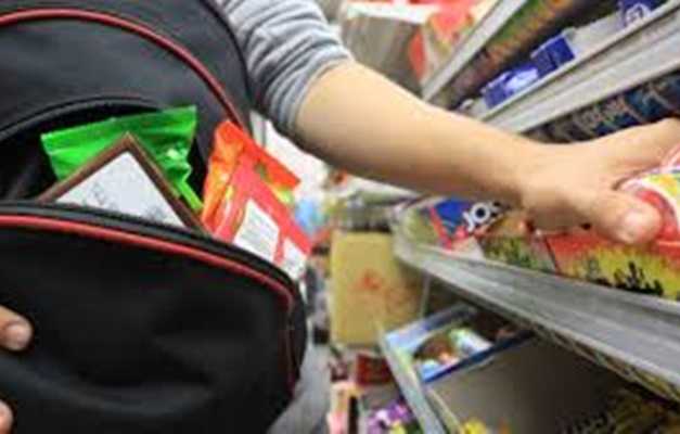 furt în supermarket