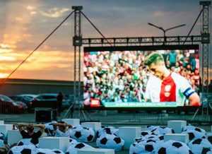 Meciurile Campionatului European de Fotbal, vizionate pe ecranul de pe platoul Casei de Cultură Mioveni 1 Sursă foto: Facebook Georgescu Ion.