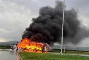 Tir in flacari la Boita2 - Un TIR încărcat cu aspiratoare a luat foc într-o parcare de pe Autostrada A1