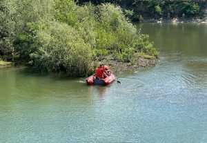 media 171854108823700600 - Mobilizare de forțe pentru salvarea a două persoane surprinse de apă pe o insulă din zona barajului râului Argeș