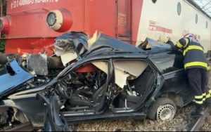 10e9b19a 33a5 4342 b0ec e7695a35d88b - Un tânăr de 19 ani a murit după ce mașina sa a fost lovită de tren