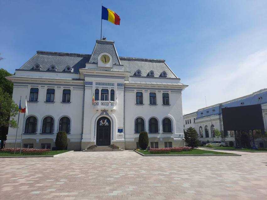 fotbal in piata primariei pitesti led Sursă foto: Facebnook Primăria Municipiului Pitești.