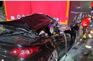 Accident grav pe A1. Un tânăr de 22 de ani a murit după ce a intrat cu mașina sub un TIR parcat 1 cats - Accident grav pe A1. Un tânăr de 22 de ani a murit după ce a intrat cu mașina sub un TIR parcat